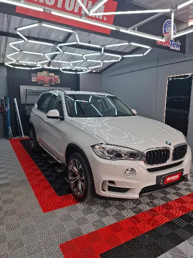 BMW X5 branca após serviço de película na Autofilm