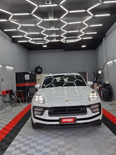 Porsche Macan branco após aplicação de película na Autofilm