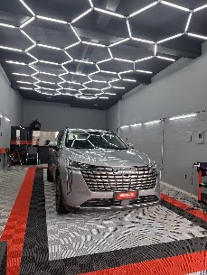 SUV cinza no box de aplicação da Autofilm em Montes Claros