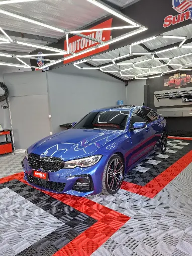 BMW Série 3 azul finalizado na oficina da Autofilm