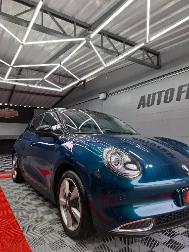 Carro elétrico azul em atendimento na Autofilm